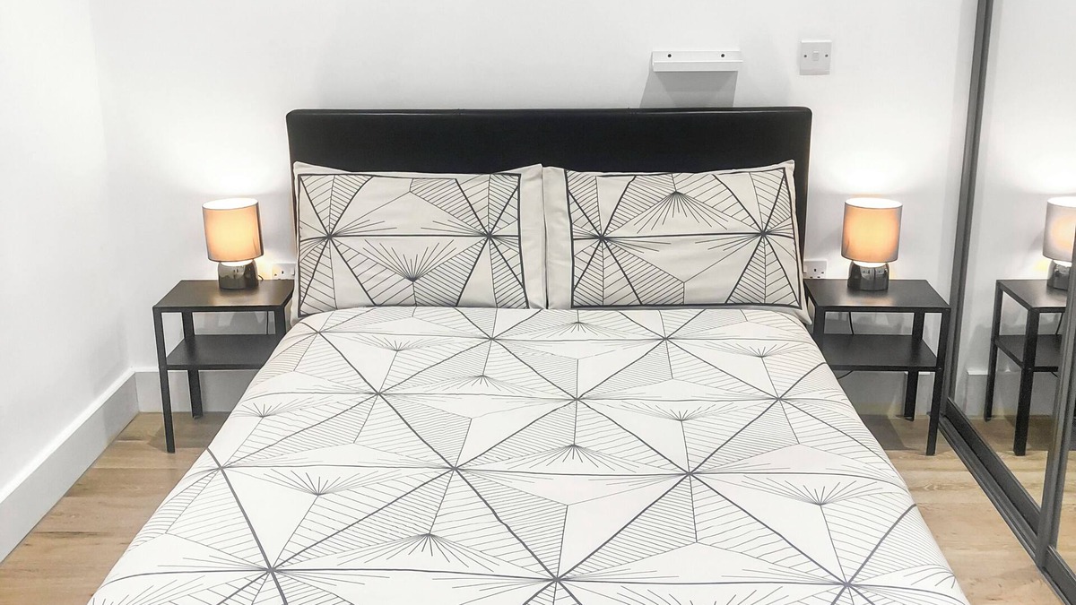 Harlington Apartment | 1-Br Apartment next to London Heathrow Airport + Free Parking