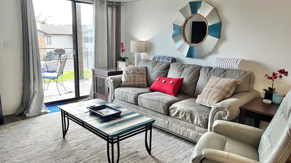 Kimberling City Condo | 1 BR Lake Condo Perfect Couples Getaway-King Bed