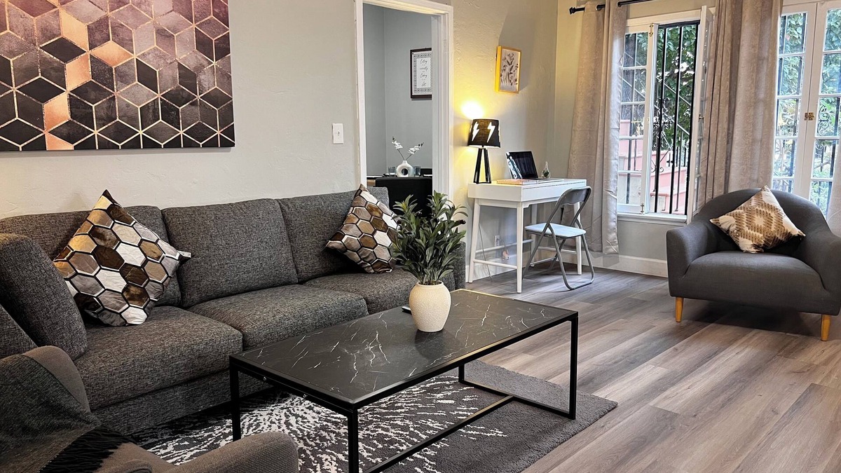 East Hollywood Apartment | 1-BR Retreat in East Hollywood – Prime Location!