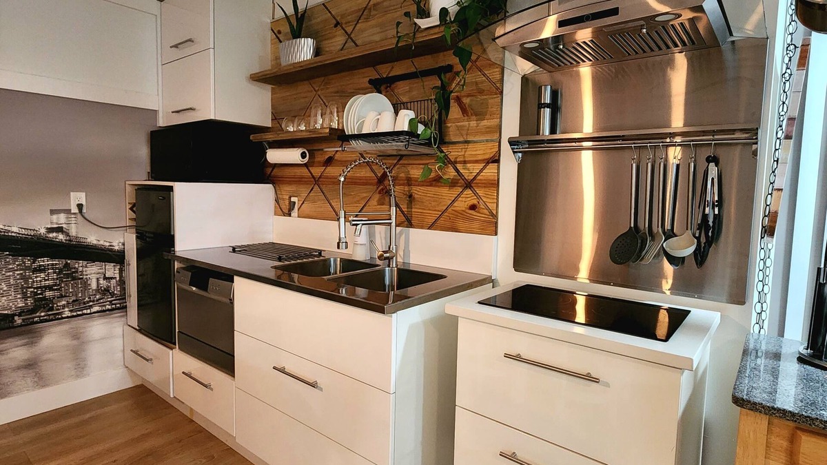 Abbotsford House | 1 - BR Travellers Basement Suite.NO Cleaning fee, Sumas Mountain Rd,Abbotsford