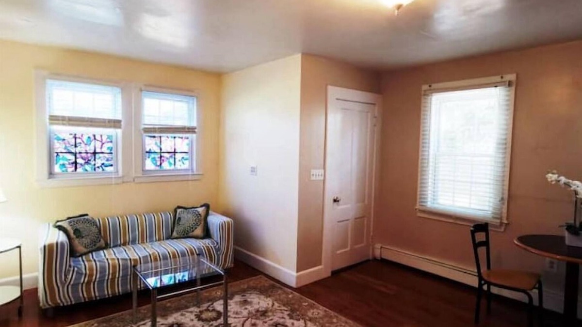 Framingham House | 1 BR unit, private entrance and bathroom, free parking, walk to FSU