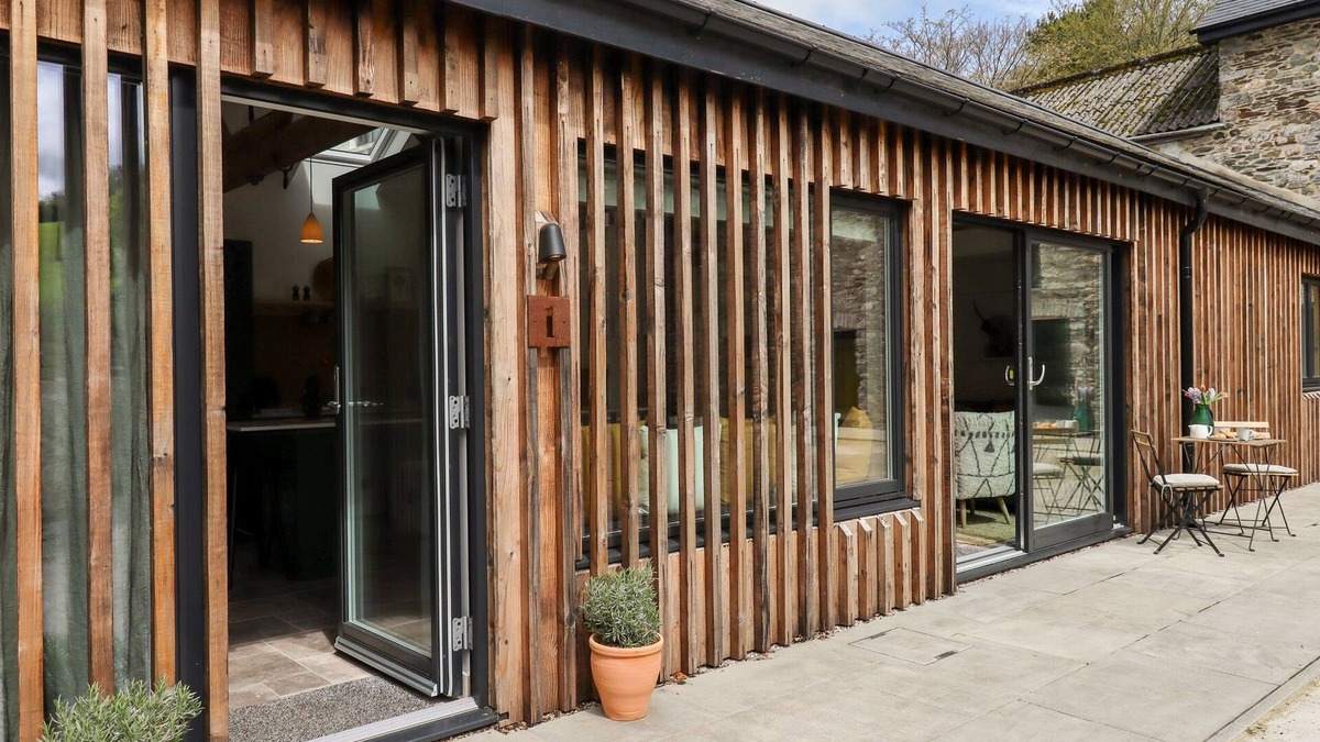 Buckfastleigh House | 1 CADDAFORD BARNS, pet friendly, with open fire in Buckfastleigh
