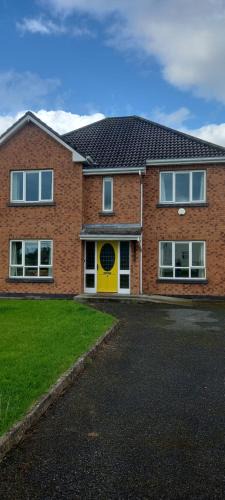 Longford Bed & Breakfast | 1 Cartrun Breac N39D7H6 Opposite Longford Rugby Club - See the Yellow Door