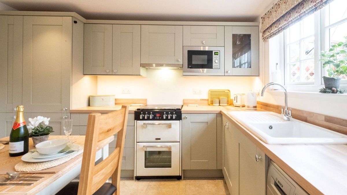 Woodbridge Cottage | 1 Chantry Cottage - sleeps 3 guests in 2 bedrooms