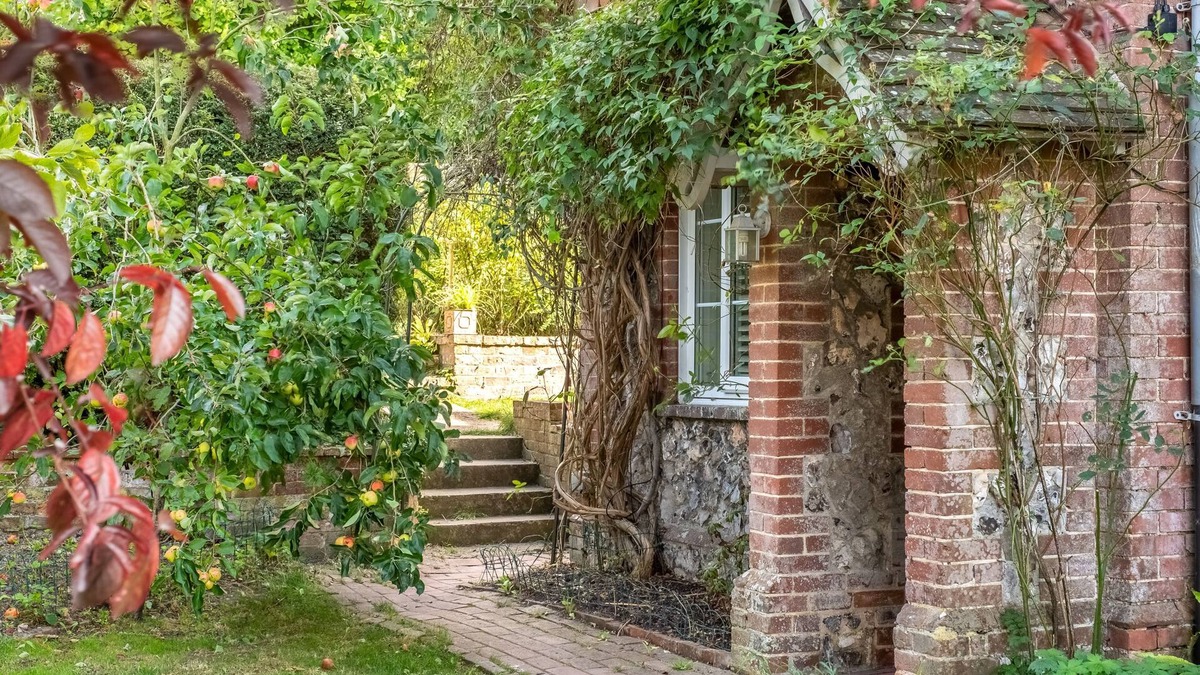 Plumpton Green Apartment | 1 Church Cottages is a beautifully finished semi-detached Victorian cottage