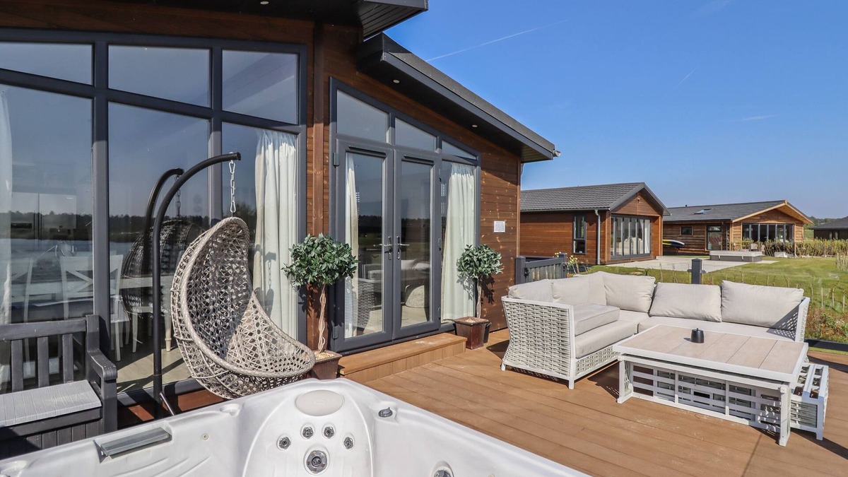 Oakmere Cottage | 1 DELAMERE POINT, character holiday cottage in Delamere