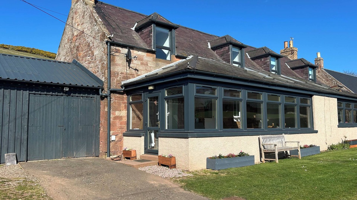 Dunbar Cottage | 1 DEUCHRIE COTTAGES, pet friendly, with open fire in East Linton
