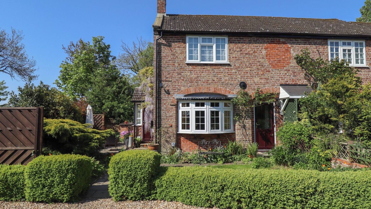Louth Cottage | 1 EASTVIEW, pet friendly, character holiday cottage in Manby