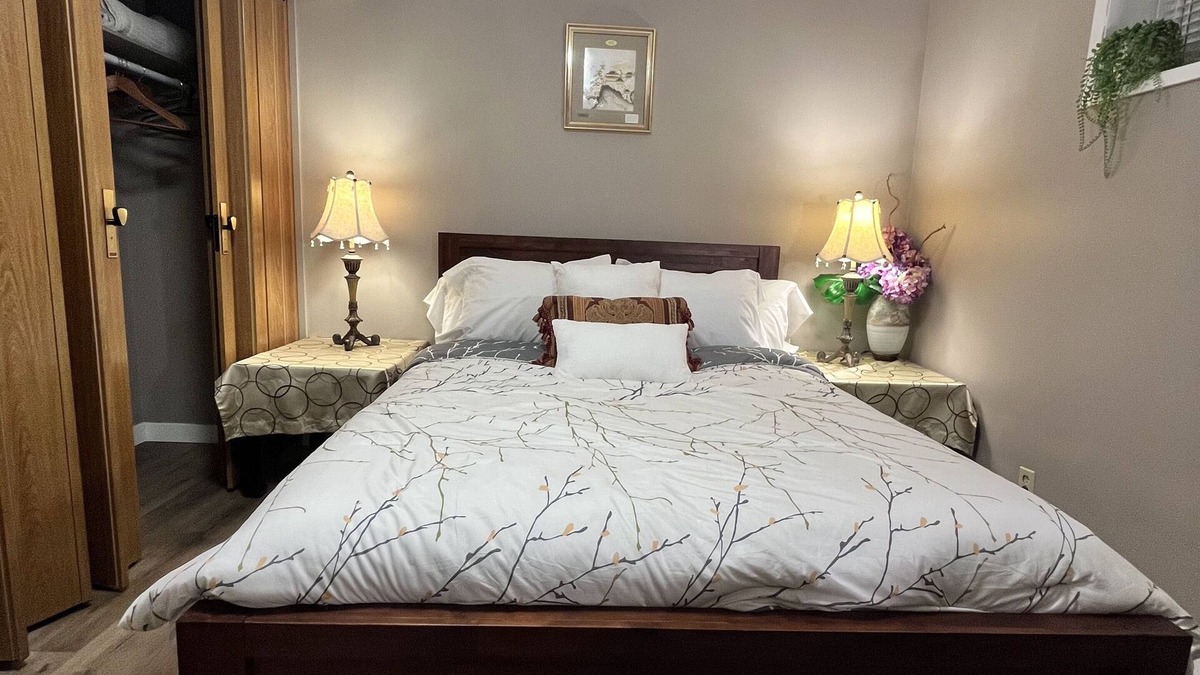 West Edmonton House | #1-Ellegant Room in a quiet and nice home to stay in West Edmonton Area