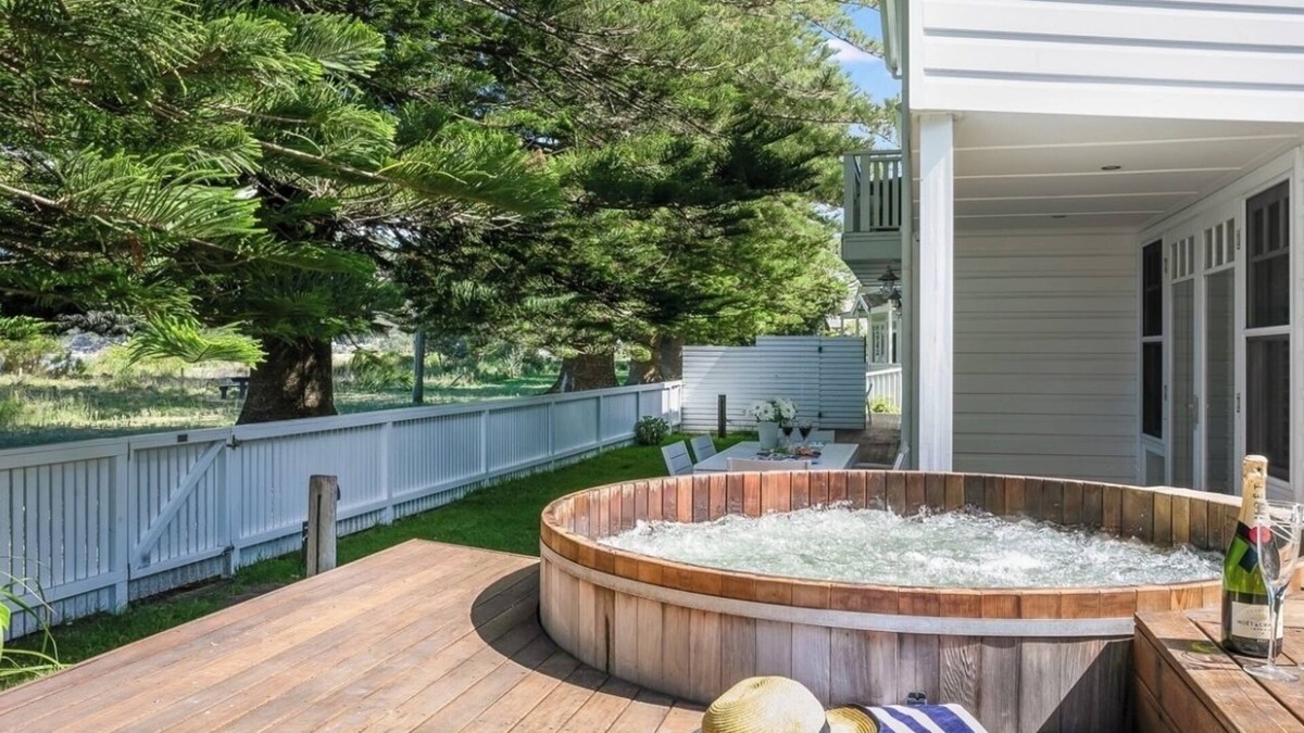 Patonga House | 1 Free Night! Beach Front House Outdoor Hot Tub Sauna
