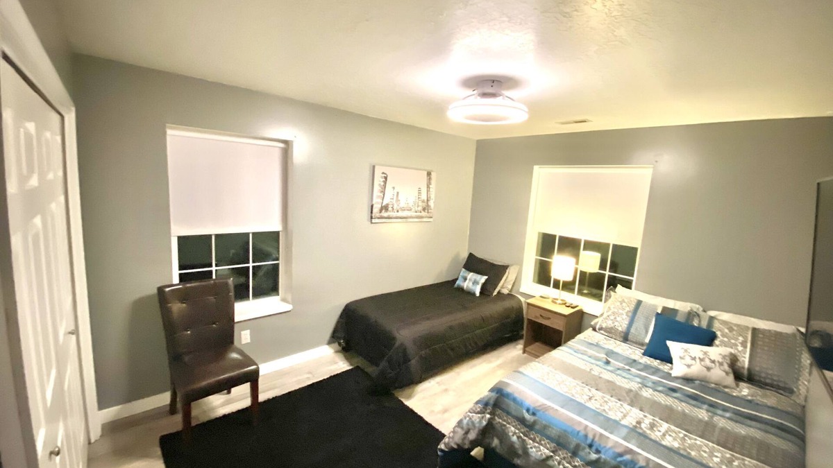 Orangeville House | 1 Full bed & 1 Single Bed Private Room #3 with TV and closet
