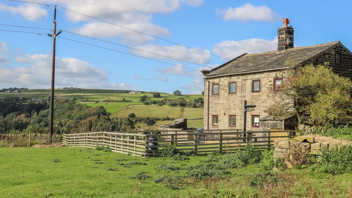 Hebden Bridge Cottage | 1 HORSEHOLD COTTAGE, pet friendly, with open fire in Hebden Bridge