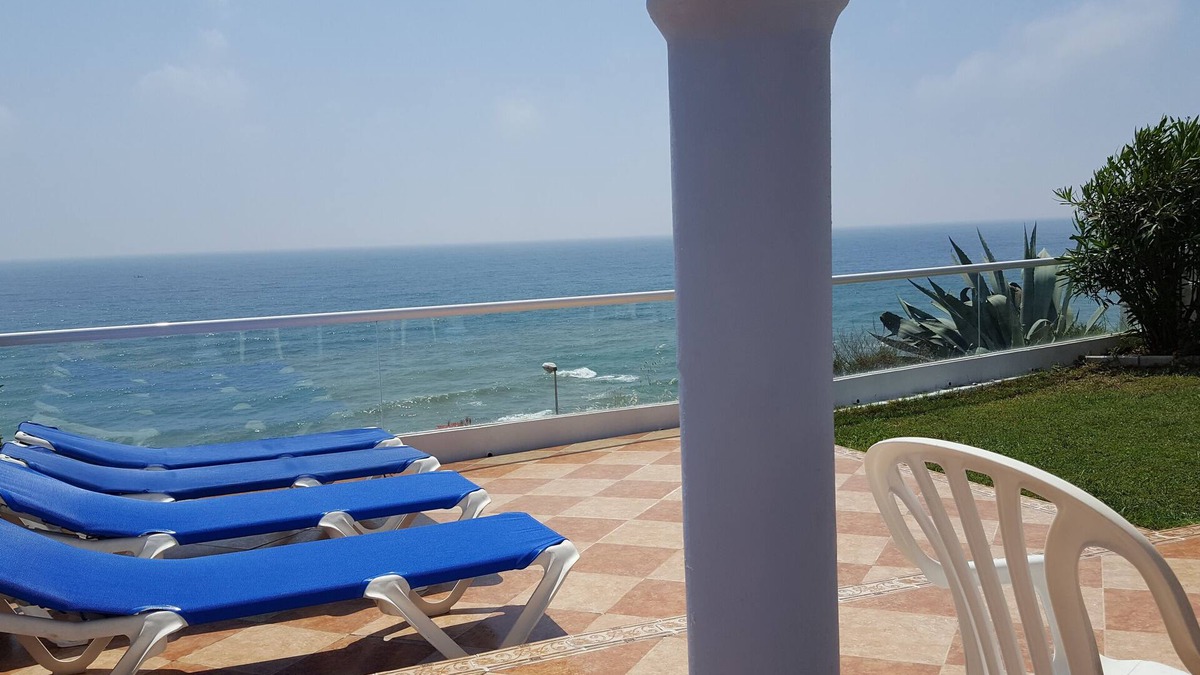 El Faro Villa | 1 House in front of the sea. With garden, swimming pools and powerful WI-FI. costabonita Spain
