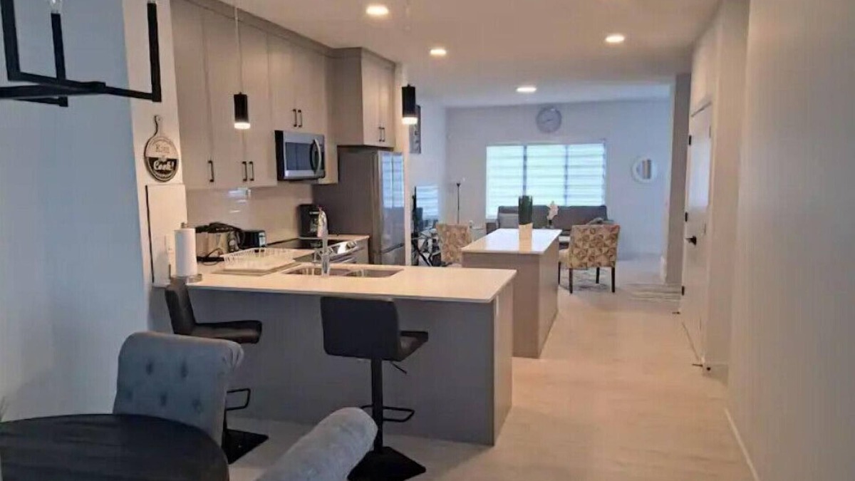 Northeast Edmonton House | 1 King & 1 Queen 2 BRMS 2.5 BATHS & Garage Parking