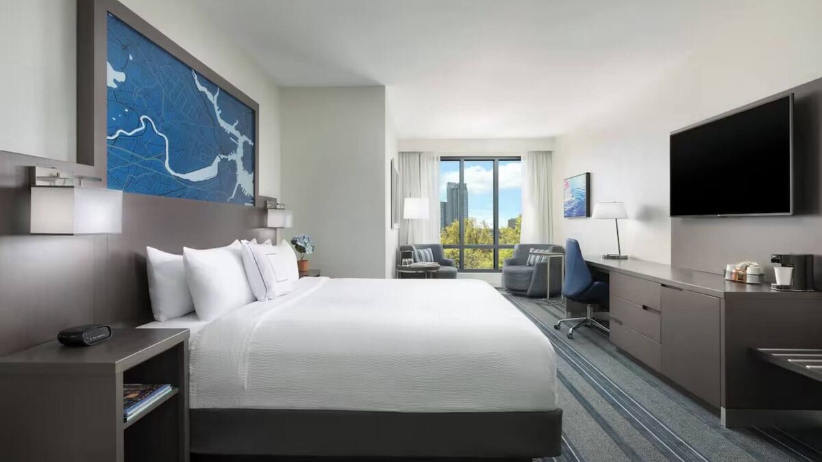 Cambridgeport Hotel | 1 King at Courtyard Boston Cambridge - Walk to Cafes, Parks & Transit