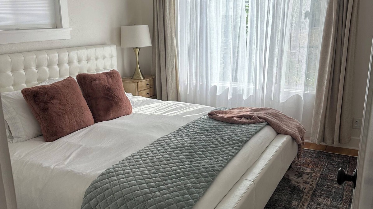 Medford House | 1 king bed 1 queen bed 2 bedroom house with AC, WiFi and washer and dryer