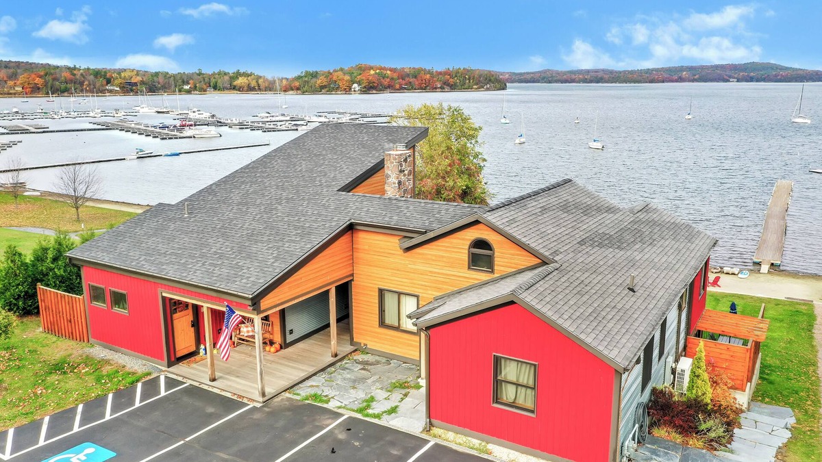 Malletts Bay House | 1 King Bed, 1 Queen Sleeper Sofa Walk-in Shower, Soaker TUB SCENIC VIEW OVERLOOKING MALLETS BAY OPEN FLOOR PLAN