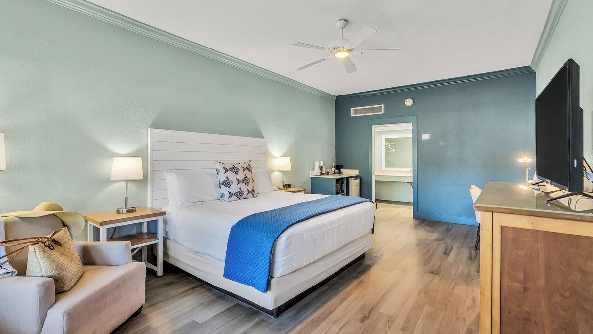 Crystal Beach Hotel | 1 King Bed at Pet Friendly Hotel!