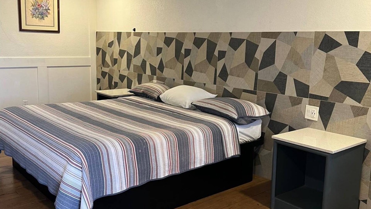 West San Antonio Hotel | 1 King Bed Smoking