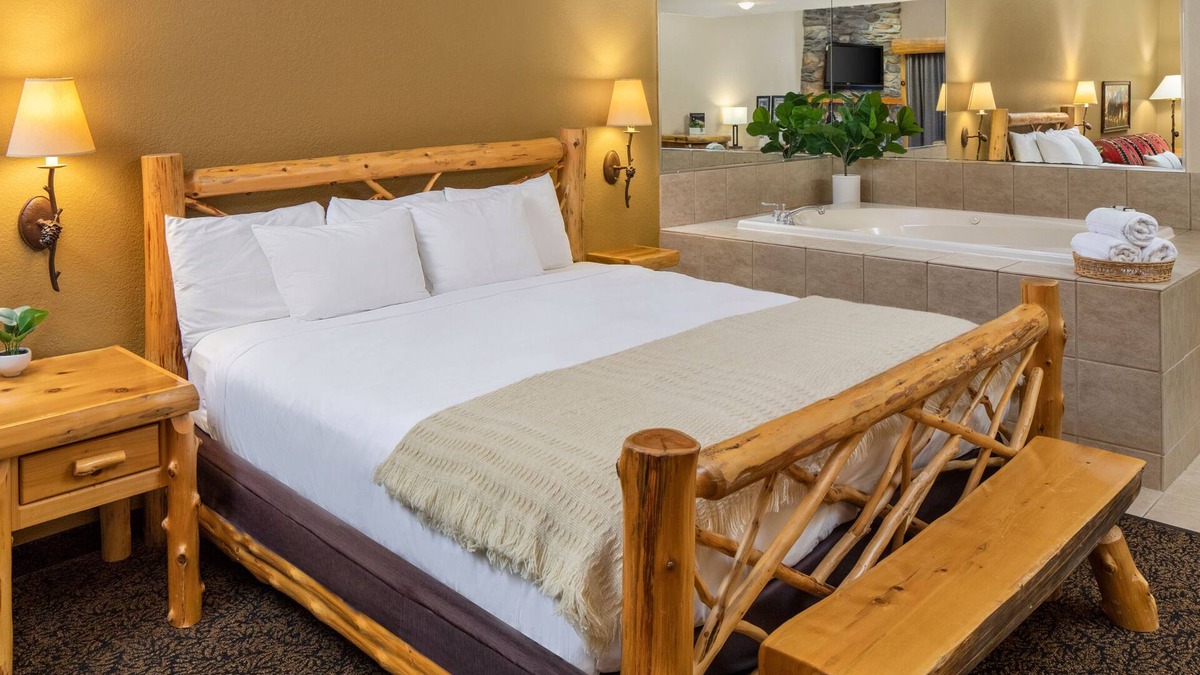 Rothschild Hotel | 1 King Whirlpool Suite With Access to Pool, Hot Tub, and Gym