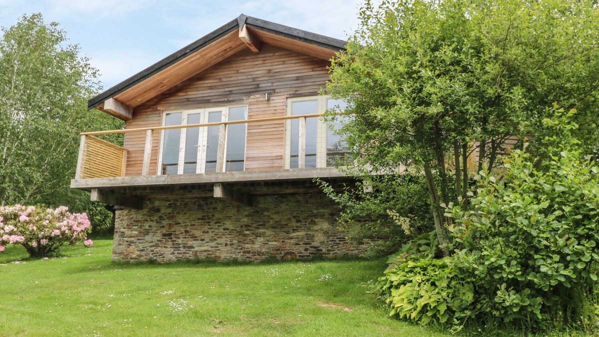 Looe Cottage | 1 LAKE VIEW, romantic, luxury holiday cottage in Lanreath