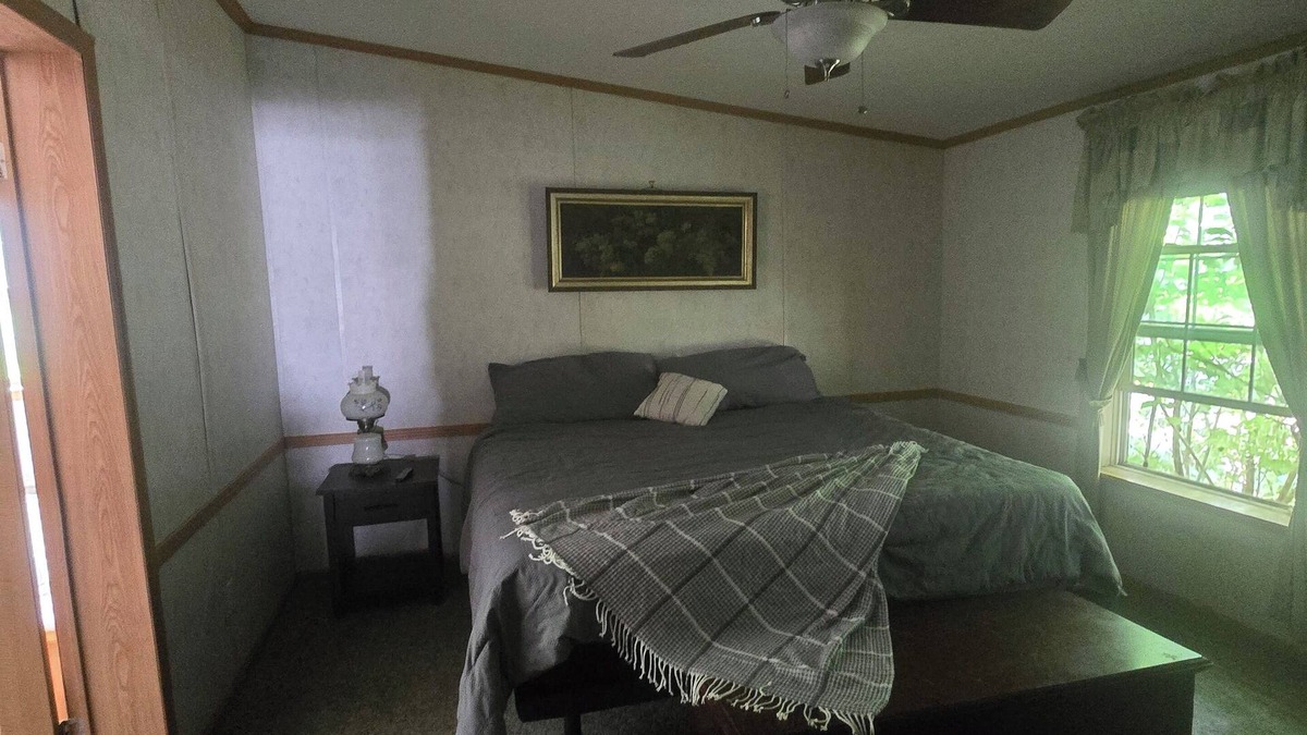 Castleton House | 1 Level easy access 3-BR Home in Historic Castleton close to travel destinations