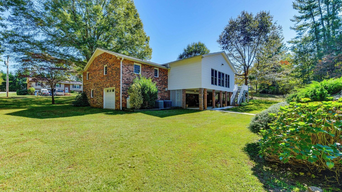 Hudson House | 1 Mi to Dtwn: Home w/Fire Pit & Deck in Hudson!