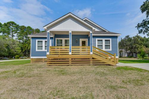 Manteo House | 1 Mi to Dtwn Manteo Dog-Friendly Home with Deck