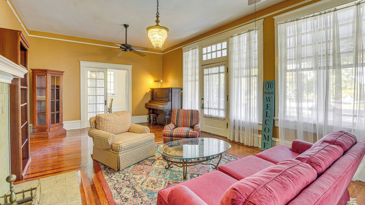 Meridian House | 1 Mi to Dtwn Meridian: Historic Home w/Porch!
