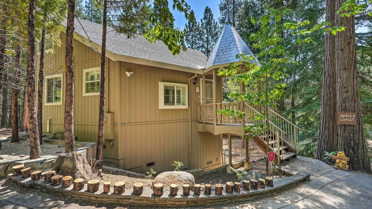Placerville Cabin | 1 Mi to Jenkinson Lake: ‘Apple’s Chalet’ w/Deck
