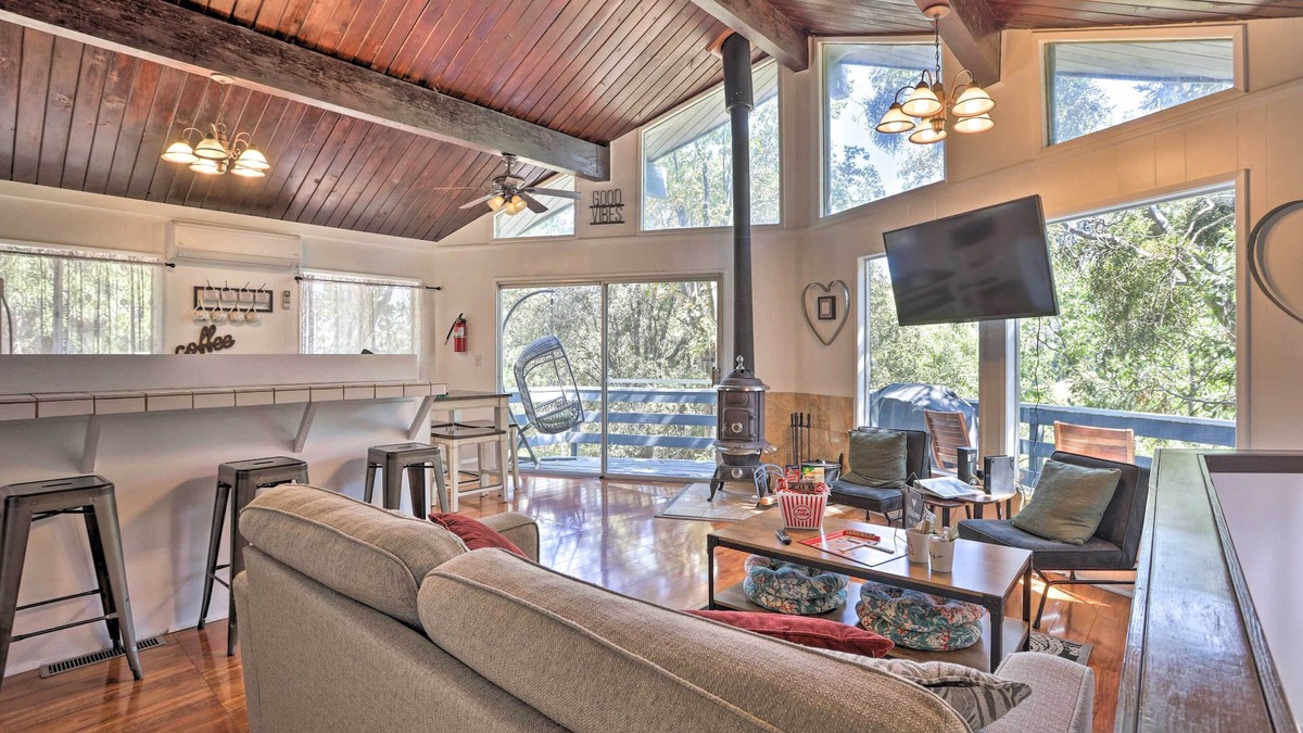 Crestline Cabin | 1 Mi to Lake Gregory: Mtn-View Cabin w/Deck