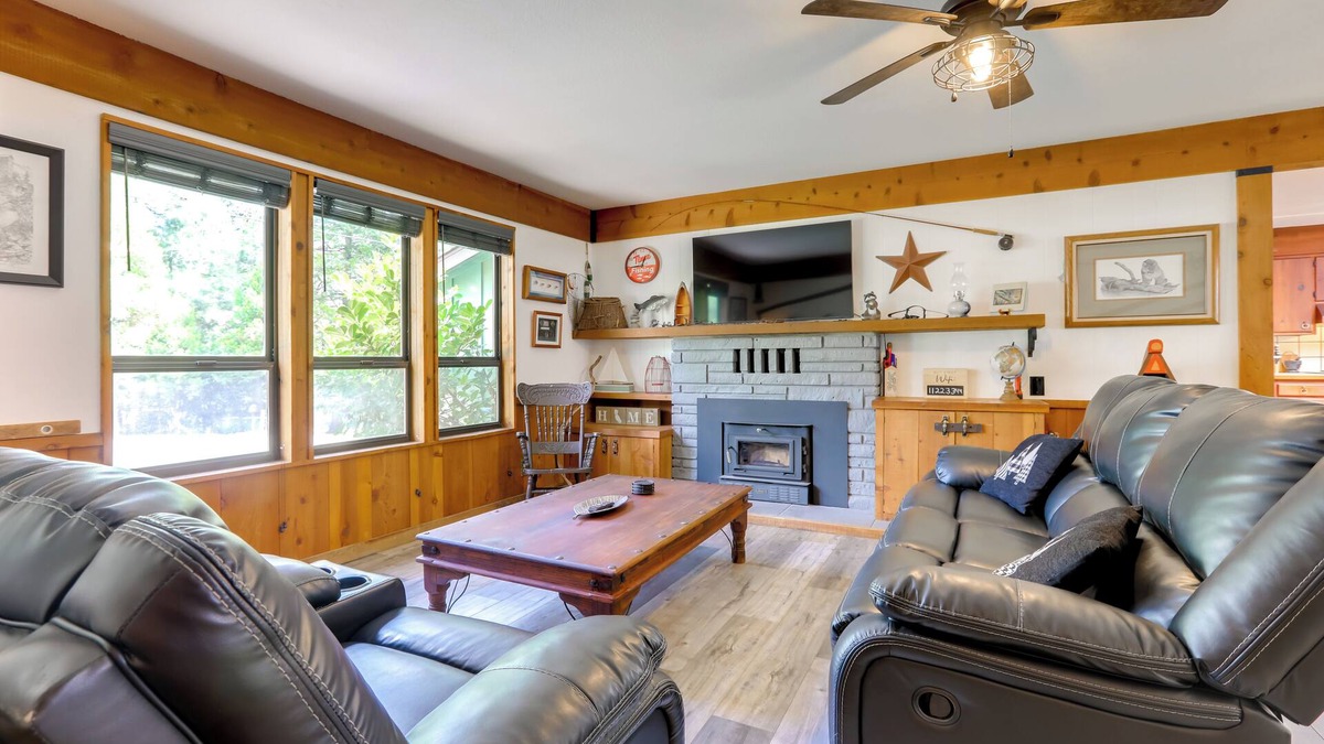 Placerville Cabin | 1 Mi to Lake: Hot Tub Haven in Pollock Pines!