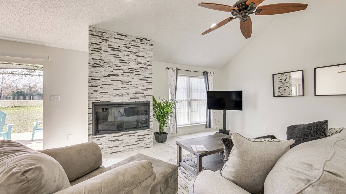 Jacksonville House | 1 Mi to Lake Jacksonville: Pet-Friendly Home