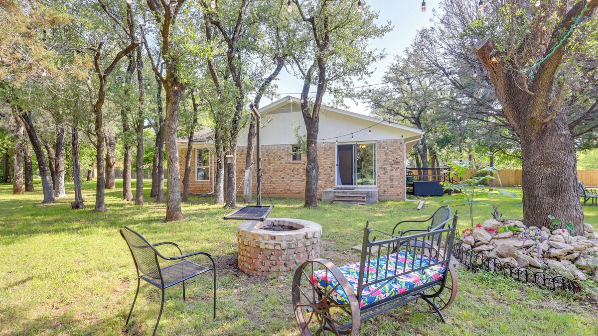 Morgan House | 1 Mi to Lake Whitney: Morgan Home w/Deck!