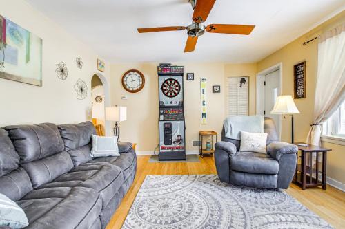 Green Bay House | 1 Mi to Lambeau Field Residential Home with Yard