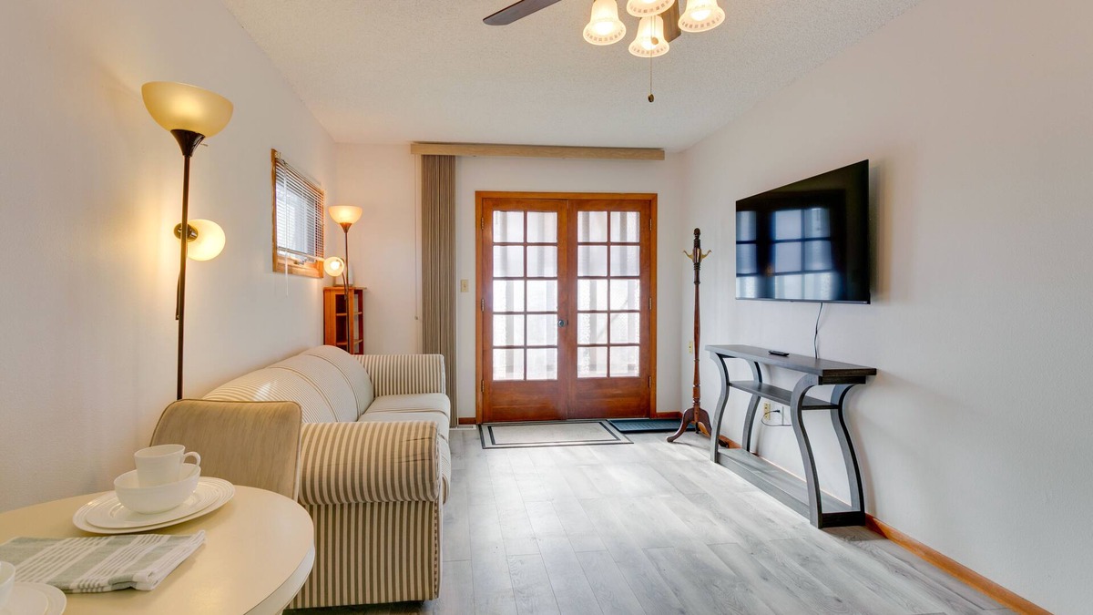 Aurora Apartment | 1 Mi to Metro Station: Cozy Aurora Horse Farm Apt!