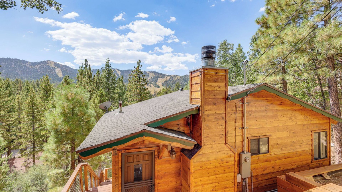 Upper Moonridge Cabin | 1 Mi to Skiing: Mtn-View Cabin in Big Bear Lake