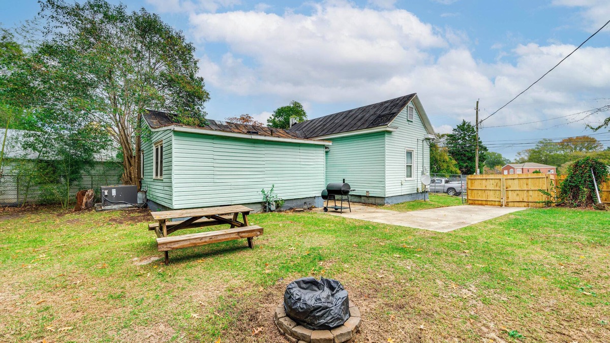 Greenville House | 1 Mi to Stadium: Home w/Porch in Greenville!