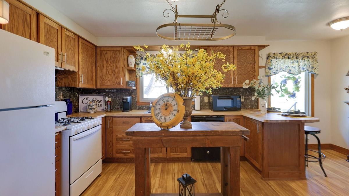 Great Bend House | 1 Mi to Town: Home w/Yard in Great Bend!