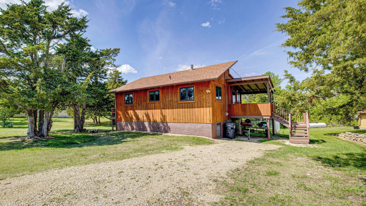 Fostoria Cabin | < 1 Mi to Tuttle Creek Lake: Cabin w/2 Kayaks!
