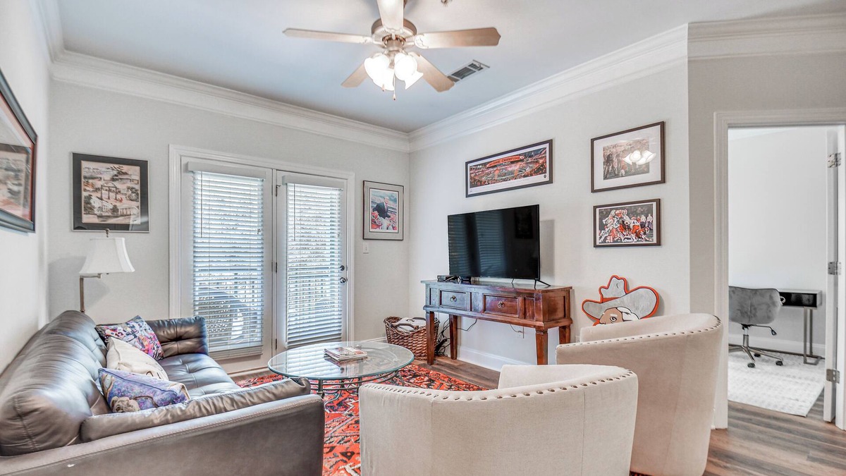 Athens Condo | 1 Mi to UGA: Charming Athens Condo w/Balconies!