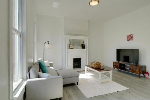 South Louisville Apartment | 1 Mi to UofL Pet-Friendly Louisville Apartment!