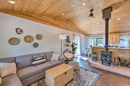 Show Low House | 1 Mi to Hiking Chic Show Low Escape with Fire Pit!