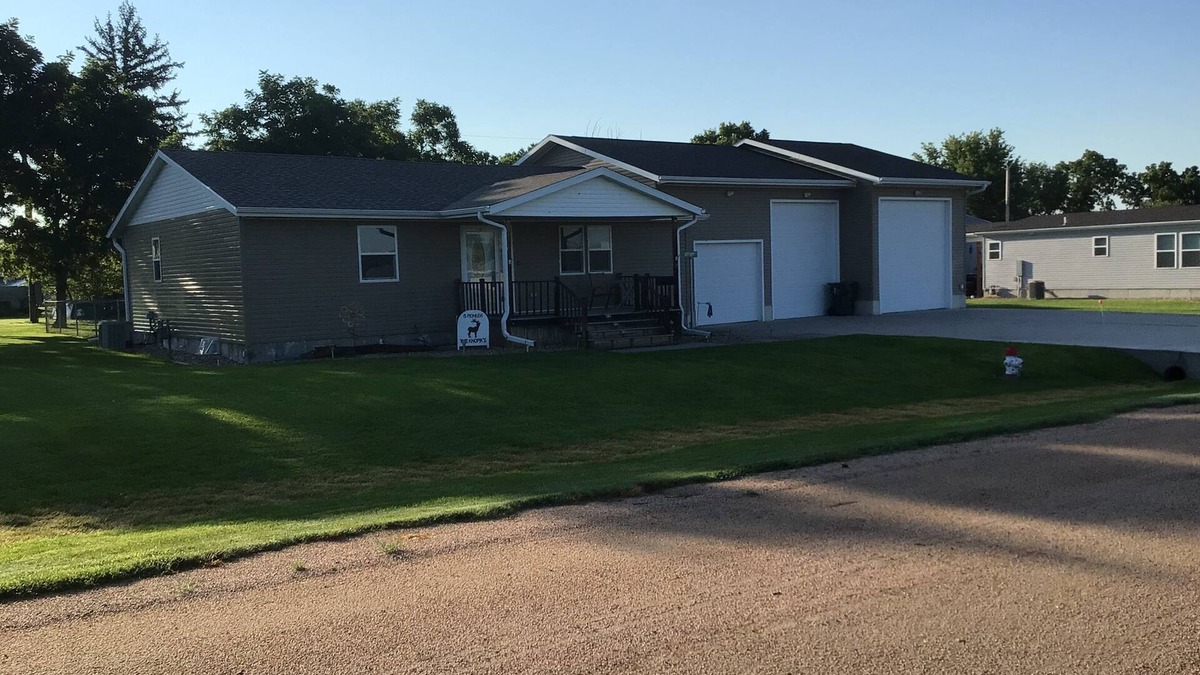 Republican City House | 1 mile from the second largest lake in Nebraska with the best fishing & hunting