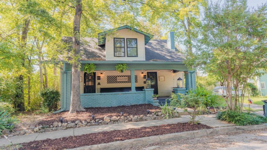 Five Points South House | 1 mile from UAB Hospitals Amenities Galore And King Bed