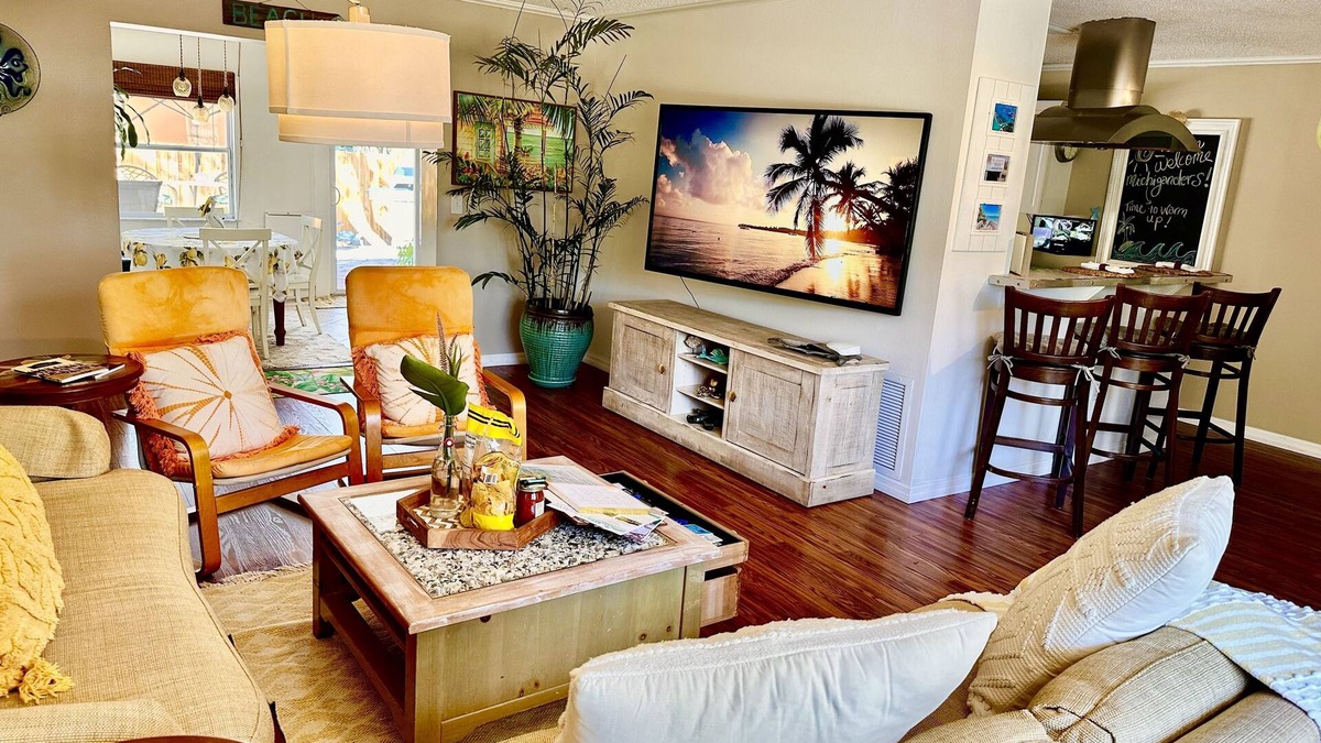 Englewood House | <1 MILE MANASOTA BEACH/NORTH ENGLEWOOD Boutiquey Home loaded with amenities!