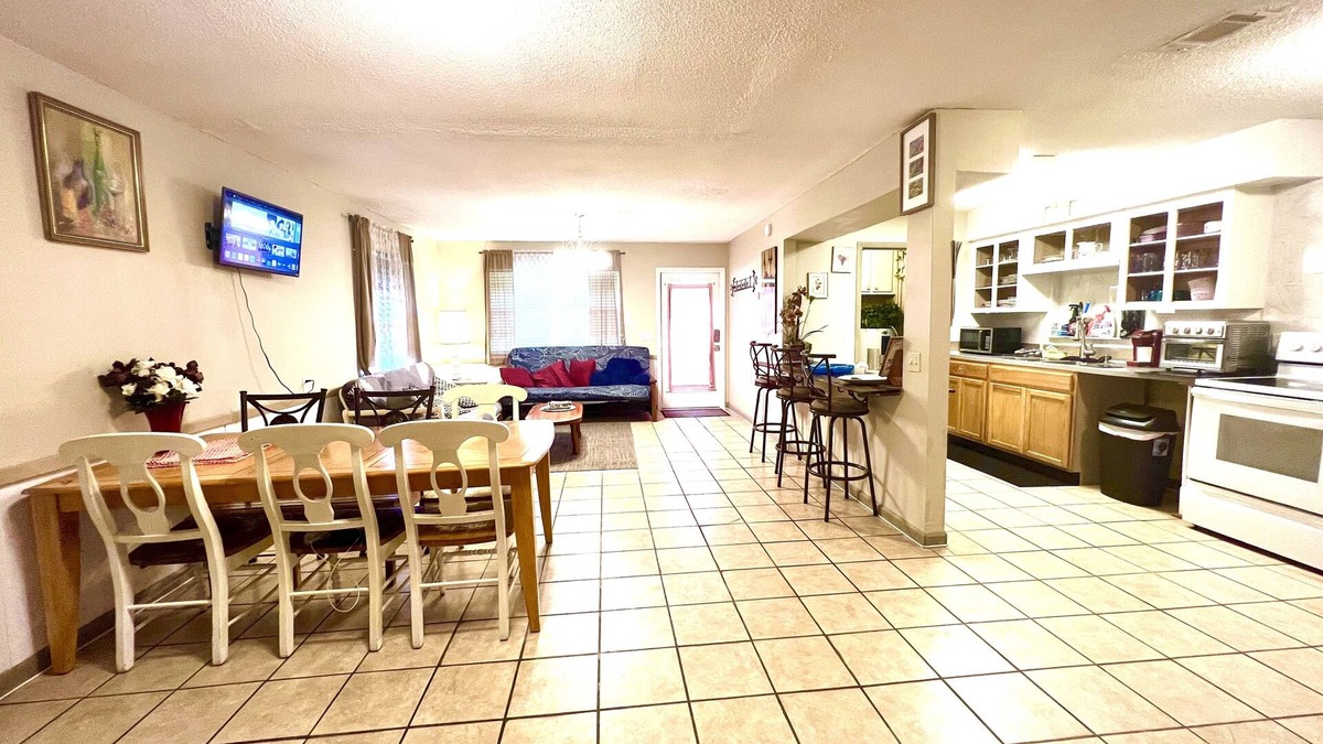 Kingsland House | 1 mile of I-95.Catch Cumberland Island ferry,beach horse riding, Zoo,JAX airport