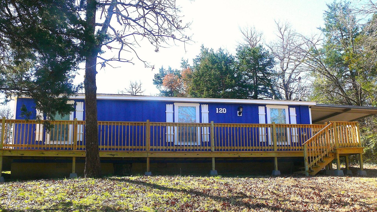 Diamond City House | 1 mile to Bull Shoals Lake and 1 mile to the Diamond City Country Club.