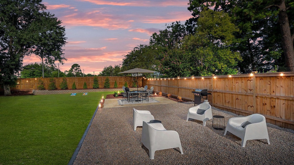 East Raleigh House | 1 Mile to DT, King Bed, Fenced Yard, Fire Pit, Pet Friendly
