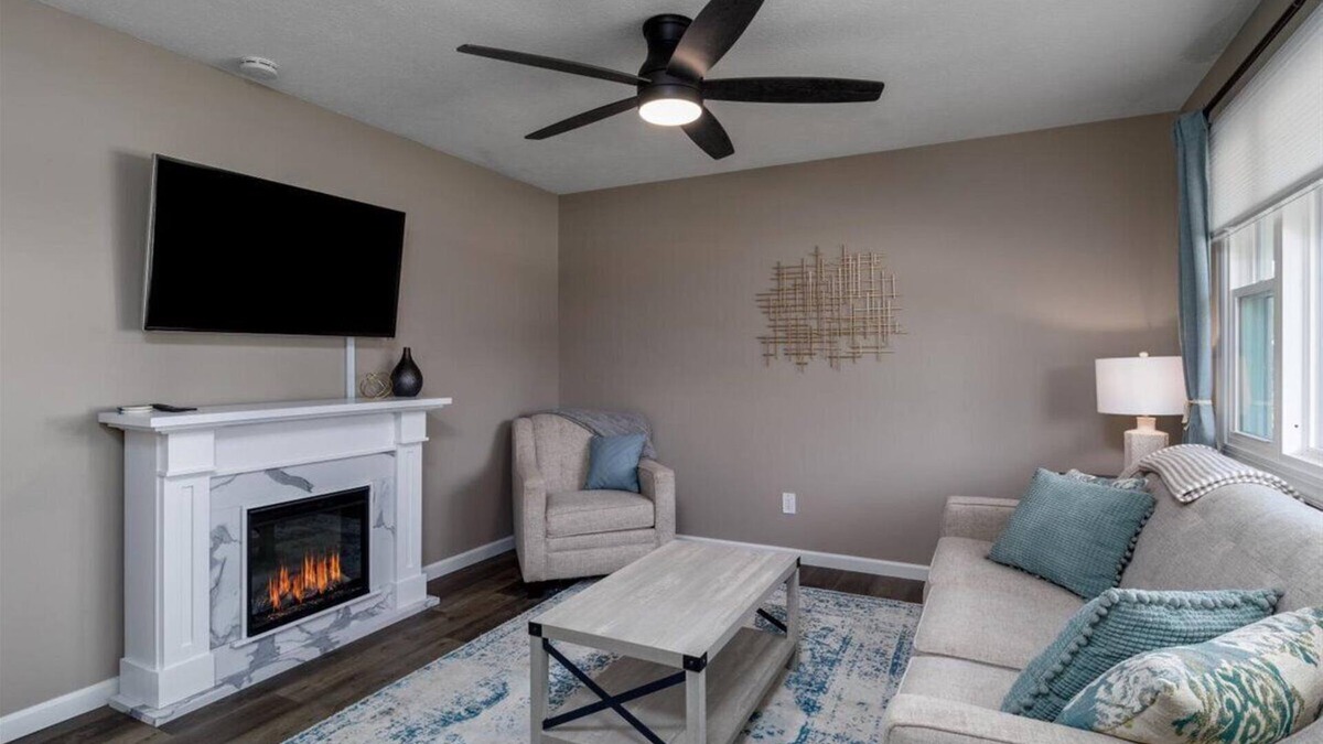 Vermilion Cottage | 1 Mile to Lake, CLEAN, Private Yard, Fireplace, Memory Foam, Parking, Netflix